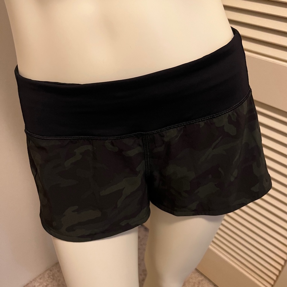 Lululemon— Speed Up MId Rise Lined short 2.5 inches - Picture 2 of 5